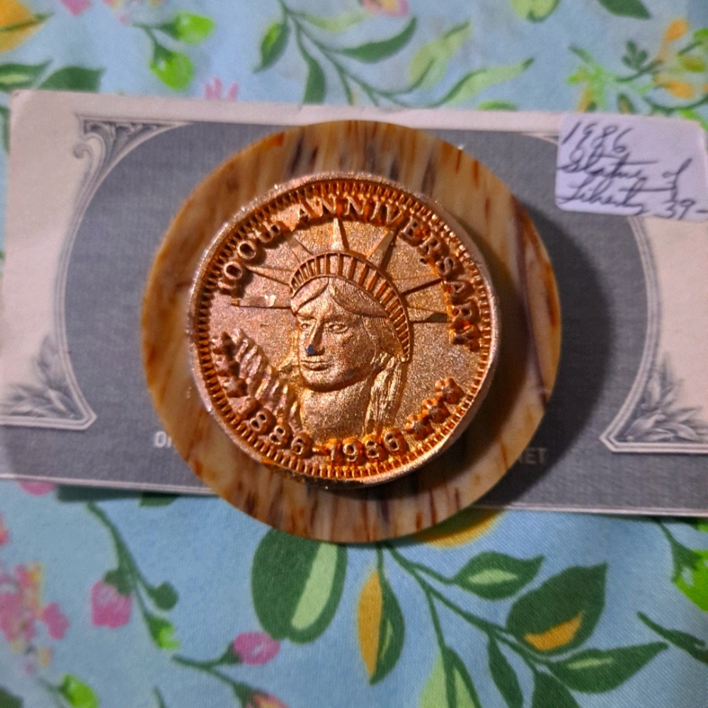 Statue of Liberty Commertive Brooch mounted button